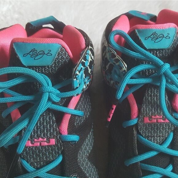 Nike Lebron XII 12 Black Pink Blue Basketball Shoes Sz 5Y Fit like a Womens 6.5 - Picture 12 of 16